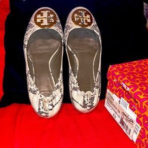 Tory Butch Reva Rocca Python two-tone beige/black flats with gold logo IOB